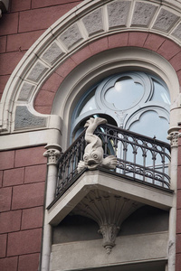 阳台的建筑是古典风格与装饰鱼的形式。基辅，乌克兰