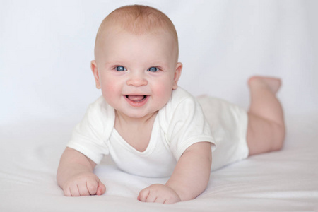 微笑的婴儿纸尿裤，婴儿衣服，婴儿护理