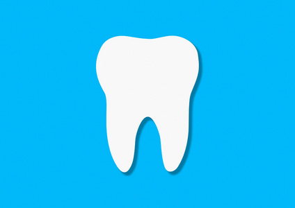 健康的白色牙齿从彩色纸切割蓝色背景。手工。牙科护理和牙科的概念。平躺, 顶部视图