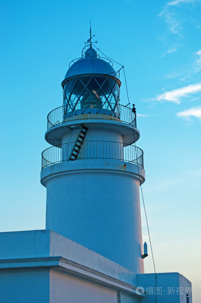 西班牙巴利阿里群岛梅诺卡: 卡瓦莱里亚角灯塔的灯笼景观