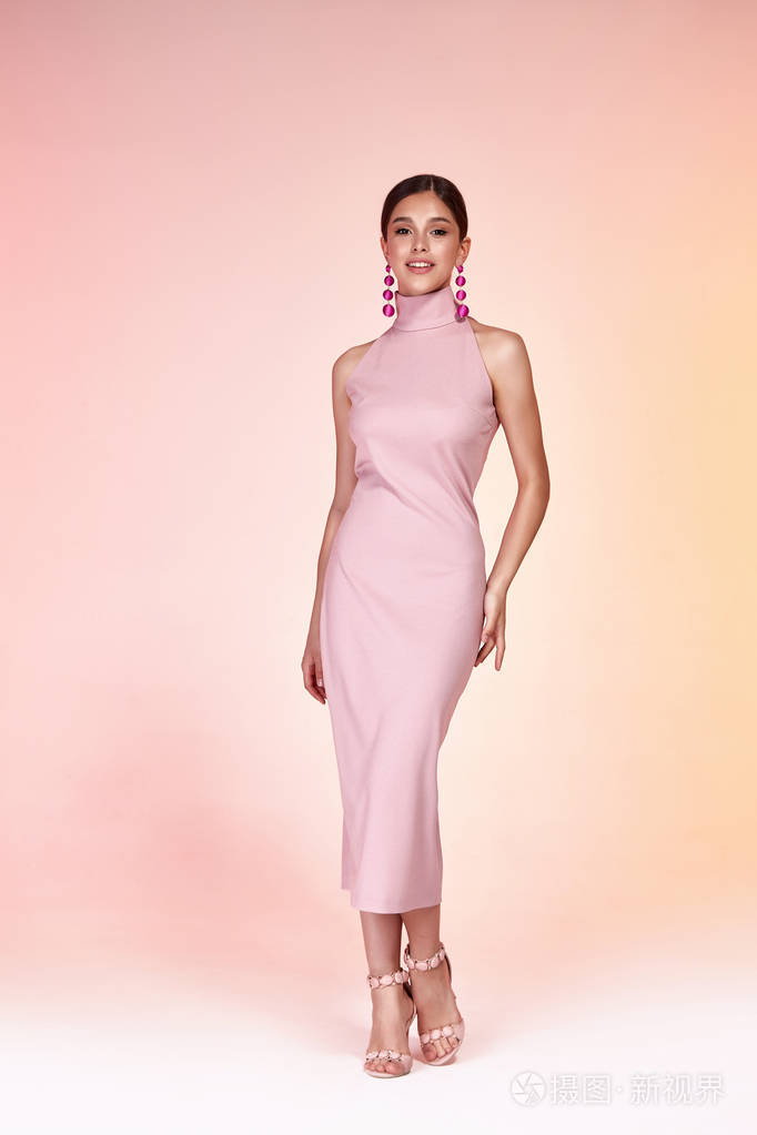 漂亮的性感优雅的女人皮肤棕褐色身体时尚模特魅力的姿势穿长光丝绸