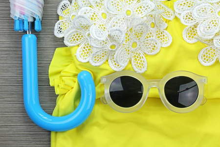 太阳镜上黄色复古比基尼和伞，沙滩项目及配件，夏季时间