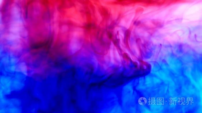 明亮的彩色背景蓝色和红色液体油墨混合水中的颜色