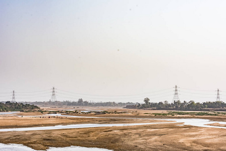 用电网电缆铺设背景的砂床清水水印度河