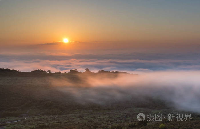 斯图里亚斯的山, 光线的光创造了一个光学效果的野生马的雾, 直到日落