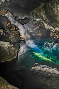 Grjotagja 带有令人难以置信的蓝色和热热的水湖附近的洞穴。地热的岩洞和洞穴，冰岛地区特色在权力的游戏