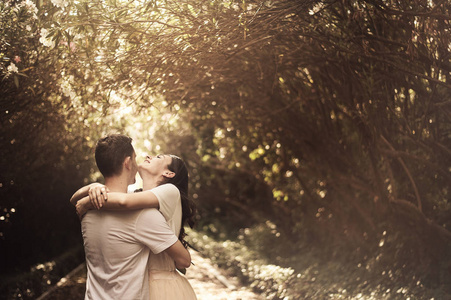 情侣恋爱爱情故事的开始。一个男人和一个女孩浪漫的约会在公园里
