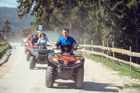 人骑 atv 车上偏离道路轨道,人们户外运动 activitiies 主题照片