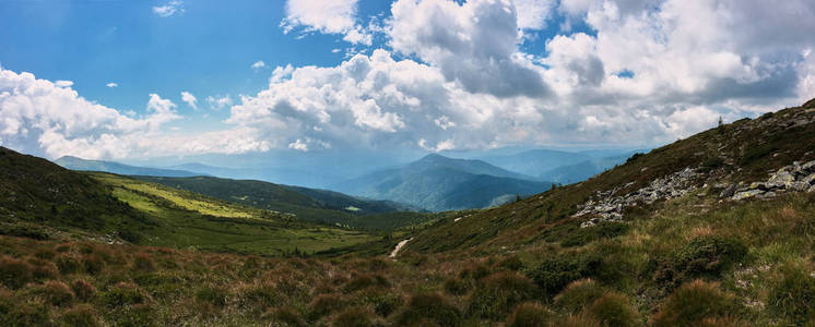 太阳和云彩一座有山脉的全景风景。视图从 Hoverla, Chornohora 岭