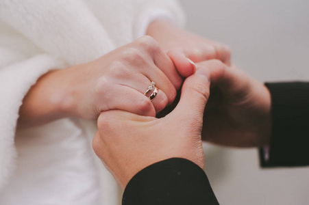 新娘和新郎握住对方的手。结婚戒指