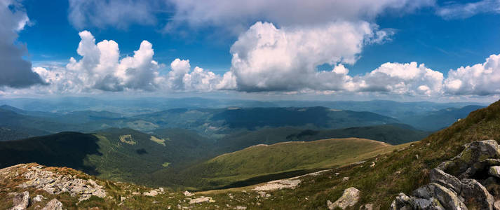 太阳和云彩一座有山脉的全景风景。视图从 Hoverla, Chornohora 岭