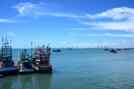 海景和小船在钓鱼码头和小船你能看见旅馆大厦。芭堤雅海滩和中天海滩泰国生活在曼谷, Chonburiview 在 bangsare