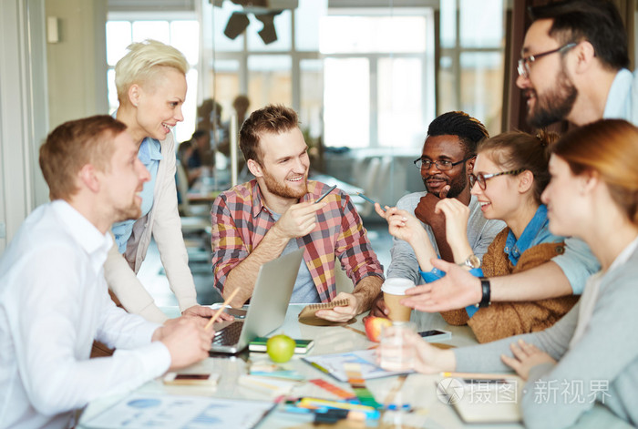 同事在会议进行有效沟通