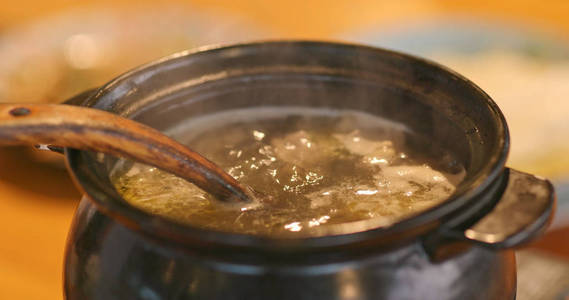 中式汤在餐厅的加热碗