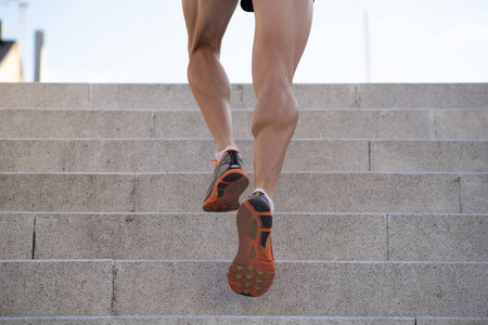 在楼梯上跑步的男性慢跑运动员训练。城市健身理念