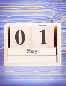 5 月 1 日.5 月 1 日在木制的多维数据集的日历上的日期