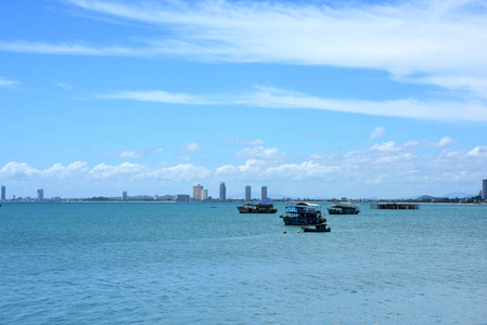 海景和小船在钓鱼码头和小船你能看见旅馆大厦。芭堤雅海滩和中天海滩泰国生活在曼谷, Chonburiview 在 bangsare