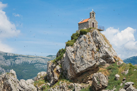美丽的胰岛 Katic Katich 和 Sveta Nedjelja 与教会在附近的海 Petrovac, 黑山的看法