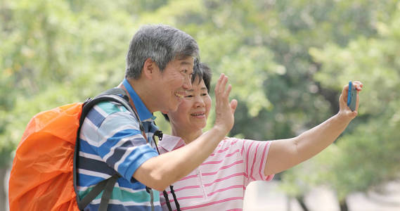 亚洲老夫妇在户外带自拍手机