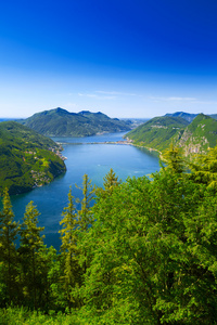 Lugano 湖和蒙特 San Salvatore