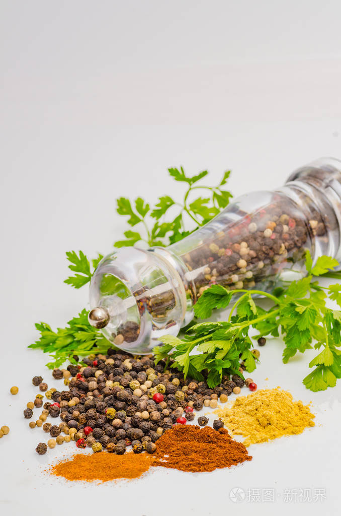 在白色背景上的香黑胡椒.