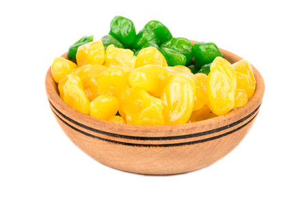 碗里的白色背景上分离出的干黄色和绿色金橘