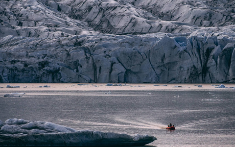 冰岛冰川泻湖, jokulsarlon 泻湖一艘船在水中