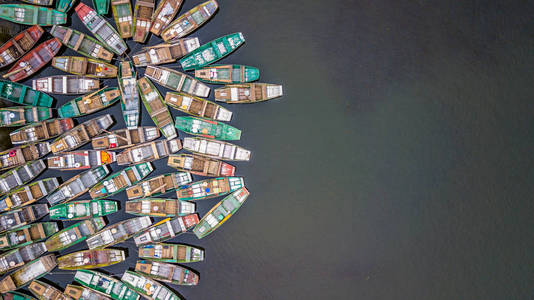 空中俯视赛艇船等待乘客, Tam, 宁平, 越南