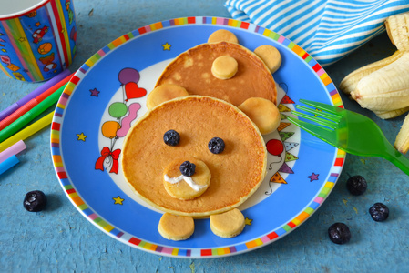 熊从煎饼早餐给孩子