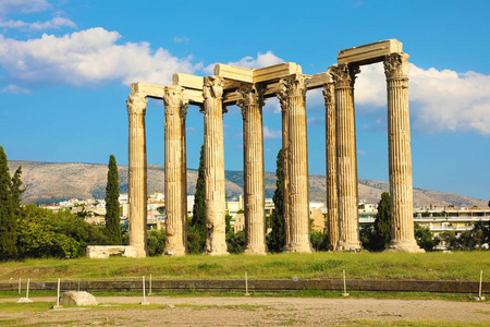奥林匹亚宙斯神庙或 Olympieion 是希腊纪念碑 前的巨大神殿，在希腊首都雅典市中心