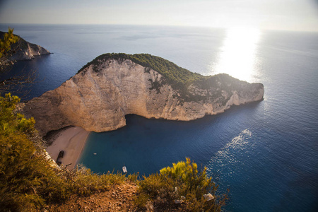 Navagio 海滩与沉船反对日落在希腊扎金索斯岛上