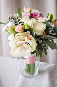 新娘的花束。礼物花束。白色和粉色的花朵上麻布装饰血块