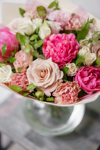 美丽的夏日花束。花安排与牡丹。颜色浅粉色。花店的概念
