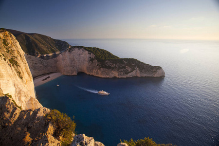 Navagio 海滩与沉船反对日落在希腊扎金索斯岛上