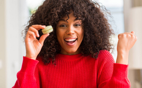 非洲裔美国妇女举行 macaron 尖叫自豪和庆祝胜利和成功非常兴奋, 欢呼的情绪