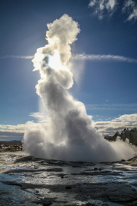 Geysir destrict 在冰岛。Strokkur 间歇泉爆发在 Haukadalur 地热区, 部分的黄金循环路线, 在