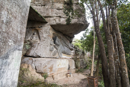 柬埔寨磅 Santuk 寺附近金边的雕刻砂岩佛像形象
