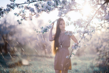 年轻女子在春天的花园