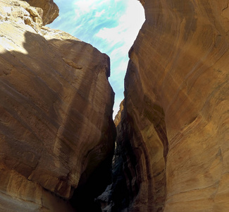 通往佩特拉古城的入口峡谷通道。assiq petra, 约旦失落的岩石城市。联合国教科文组织世界遗产和世界新七大奇迹之一