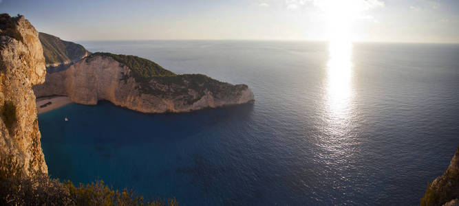 Navagio 海滩与沉船反对日落在希腊扎金索斯岛上