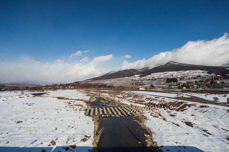 被冬季自然包围的雪山城市, 日本中部