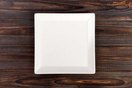 木桌上的空方形白色板材