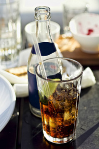 百事可乐加冰在餐厅桌上的玻璃