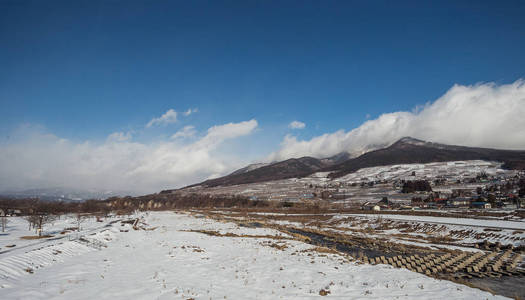 被冬季自然包围的雪山城市, 日本中部