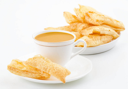 印度茶时间早餐 Khari 也知道作为 Kharee, Khari 饼干或咸粉扑点心小吃, 服务与印度热马萨拉柴或在白色背景的热