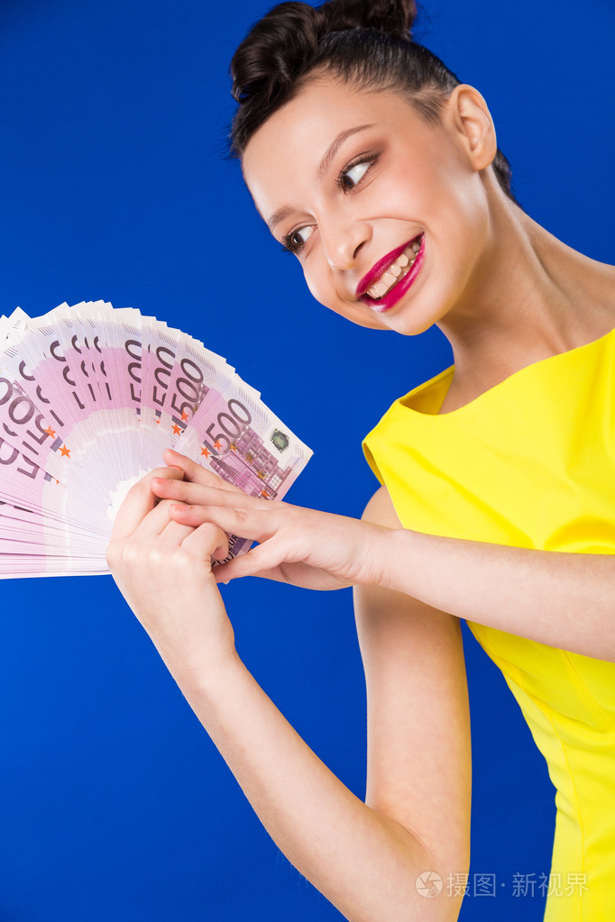 女孩手里拿着钱