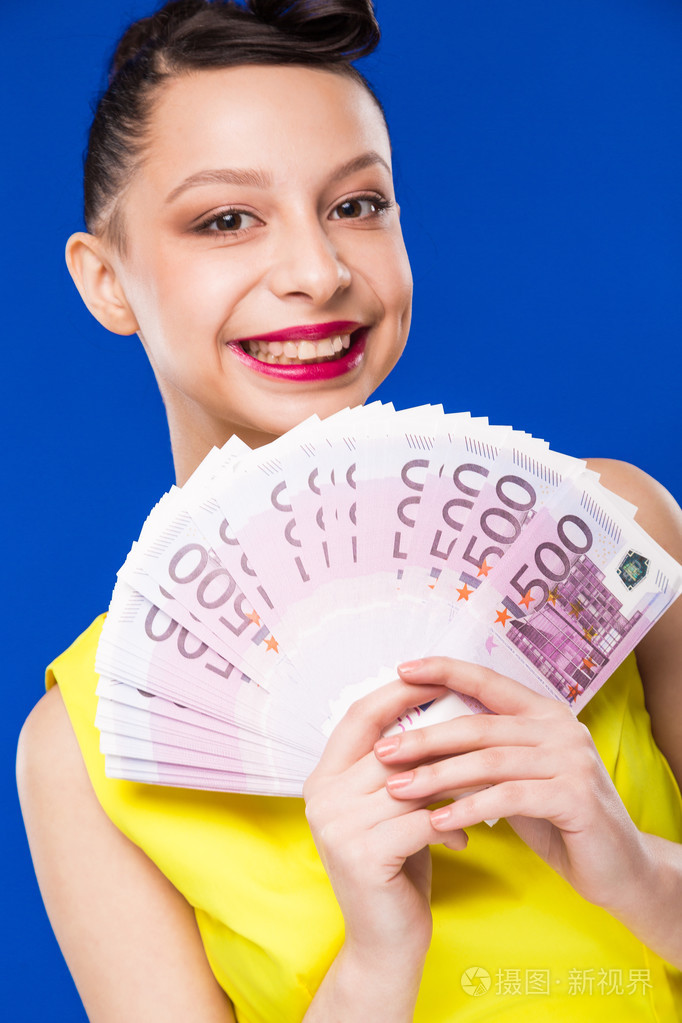 女孩手里拿着钱