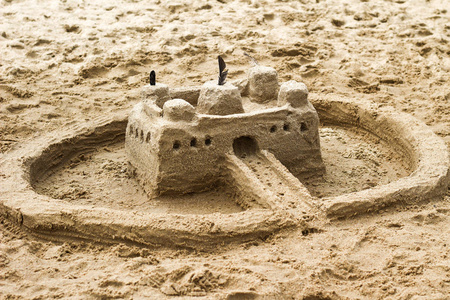 大的沙堡,由孩子的成本由 se 湿的沙滩上照片