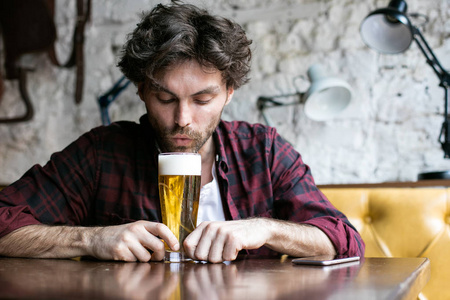 在一家酒吧喝啤酒的男人