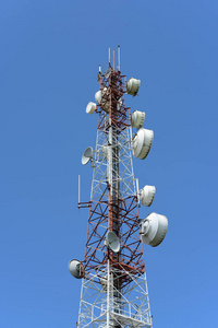 微波系统.无线通信天线, 具有明亮的天空.带蓝天天线的通信塔照片